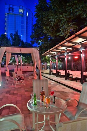 Outdoor dining - Hotel De Leopol International (Addis Ababa)