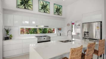 Fridge, microwave, stovetop, dishwasher