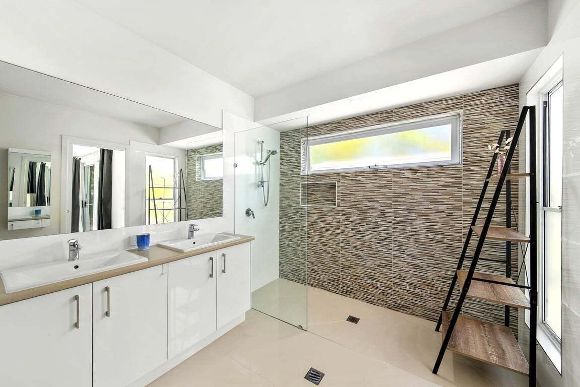 Hair dryer, towels, shampoo, toilet paper