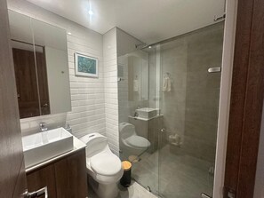 Shower, hair dryer, towels, soap - Modern loft with balcony in Ciudad del Río (Medellín)