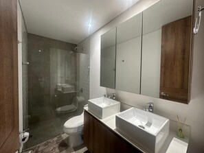 Douche, sèche-cheveux, serviettes fournies, savon