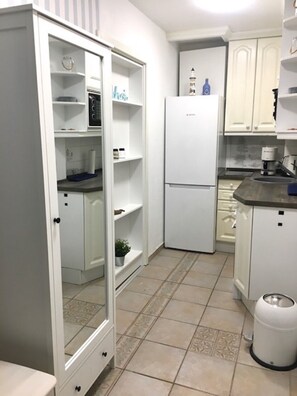 Fridge, oven, stovetop, coffee/tea maker - Cozy maritime vacation apartment in direct beach location in Scharbeutz (Scharbeutz)