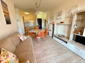 Appartamento, 1 camera da letto, balcone, vista città | Sala da pranzo