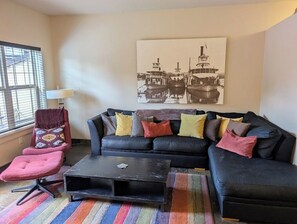 Una televisión, una chimenea