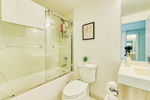 Sèche-cheveux, bidet, serviettes fournies, savon