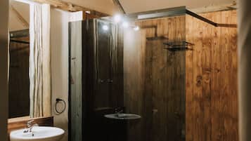 Familienchalet, Flussblick | Badezimmer | Dusche, Handtücher, Toilettenpapier