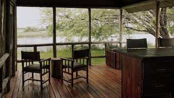 Alpehytte – comfort, elveutsikt | Utendørsservering