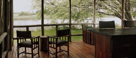 Chalet Confort, vue sur le fleuve | Restauration en plein air