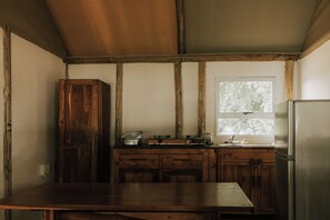 Chalet familiar, vista al río | Cocina privada | Refrigerador con congelador, parrilla de estufa y utensilios de cocina 