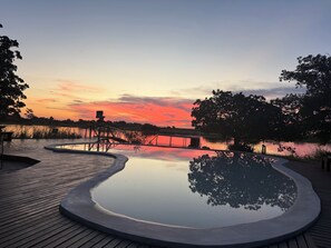Una piscina al aire libre