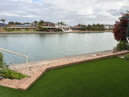 Private Lakefront in West Lakes | Peaceful Retreat