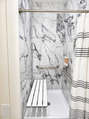 Een douche, een haardroger, handdoeken