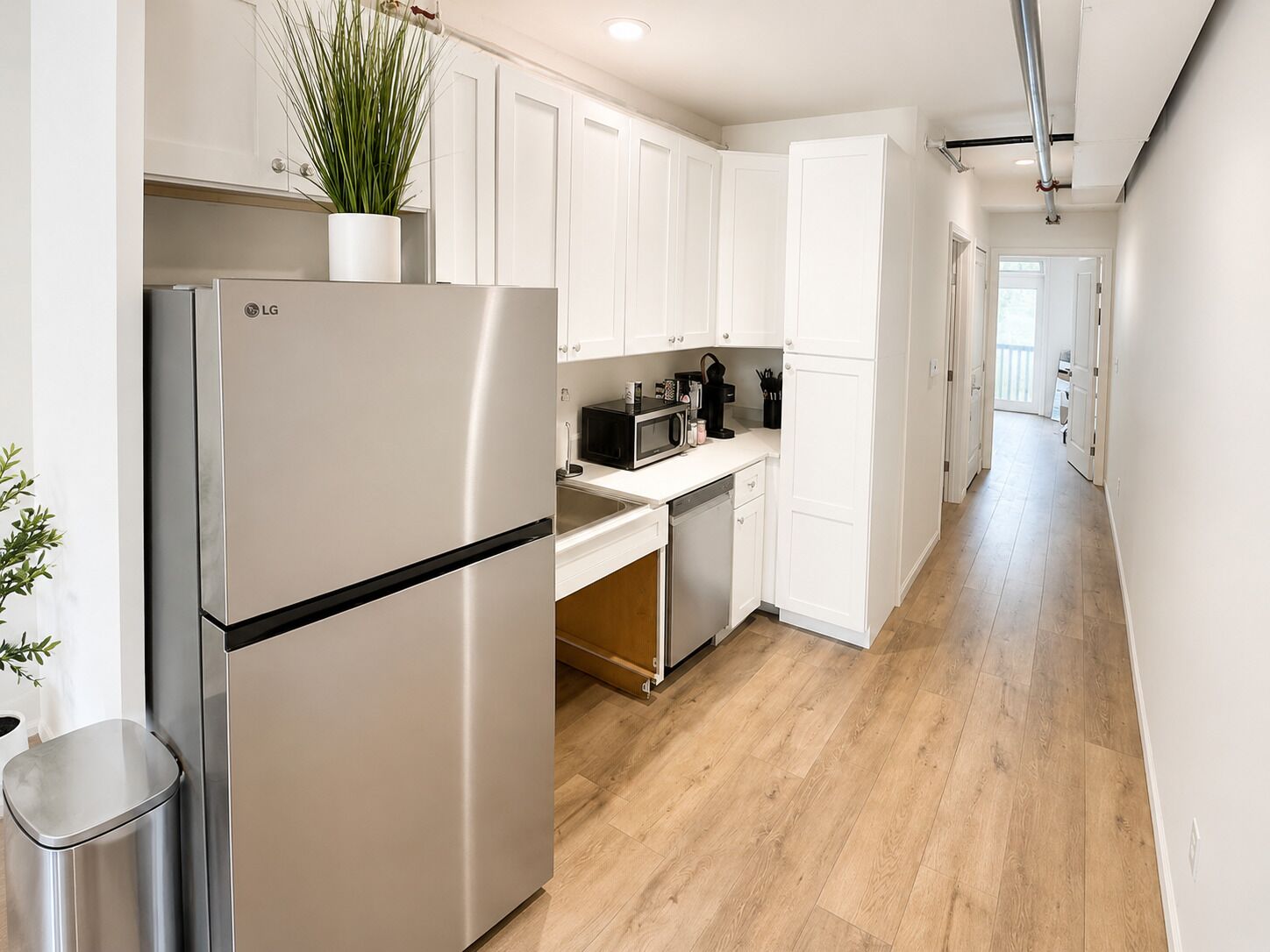 Fridge, microwave, dishwasher, coffee/tea maker