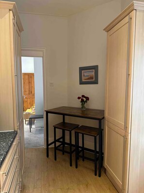 Dining - Designer Living: Fresh & Modern Apt @ Charing Cross 26 (London)