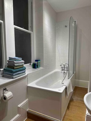 Bathroom - Designer Living: Fresh & Modern Apt @ Charing Cross 26 (London)