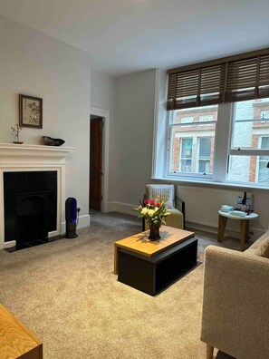 Living area - Designer Living: Fresh & Modern Apt @ Charing Cross 26 (London)