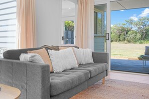 Smart TV - The Lookout – Resort Living with Panoramic Views Over Diamond Beach (Diamond Beach)