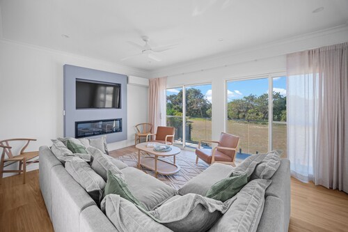 The Lookout – Resort Living with Panoramic Views Over Diamond Beach