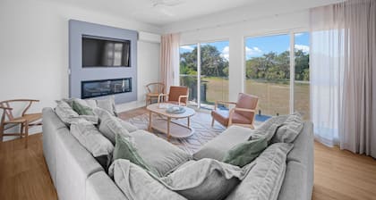 The Lookout – Resort Living with Panoramic Views Over Diamond Beach