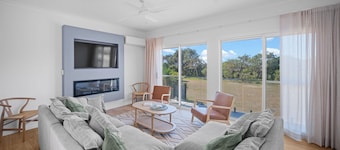 The Lookout â Resort Living with Panoramic Views Over Diamond Beach