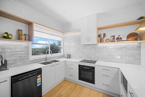 Fridge, microwave, oven, stovetop - The Lookout – Resort Living with Panoramic Views Over Diamond Beach (Diamond Beach)