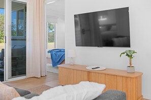 Smart TV - The Lookout – Resort Living with Panoramic Views Over Diamond Beach (Diamond Beach)