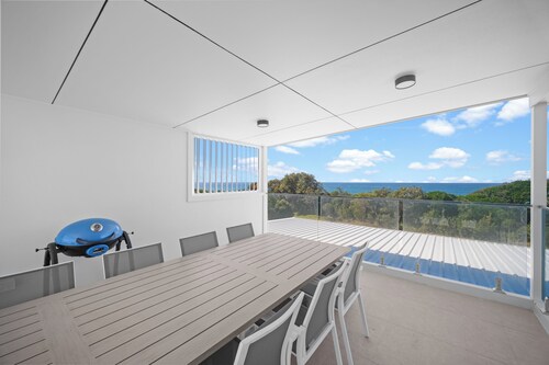 The Lookout – Resort Living with Panoramic Views Over Diamond Beach
