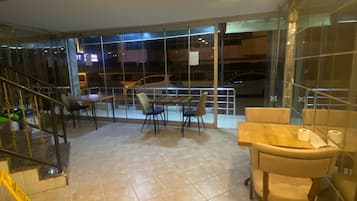 Kamar Double atau Twin Basic, 1 kamar tidur | Tempat makan