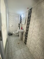 Basic Double or Twin Room, 1 Bedroom | Bathroom