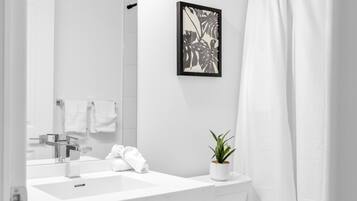Asciugacapelli, bidet, asciugamani, sapone
