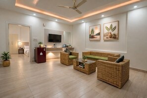 Phòng Suite Cao cấp, ban công, quang cảnh thành phố | Khu phòng khách