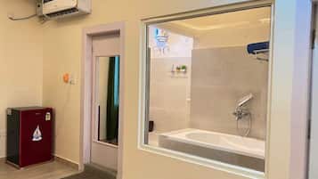 Luxury Suite, Balcony, City View | Bathroom