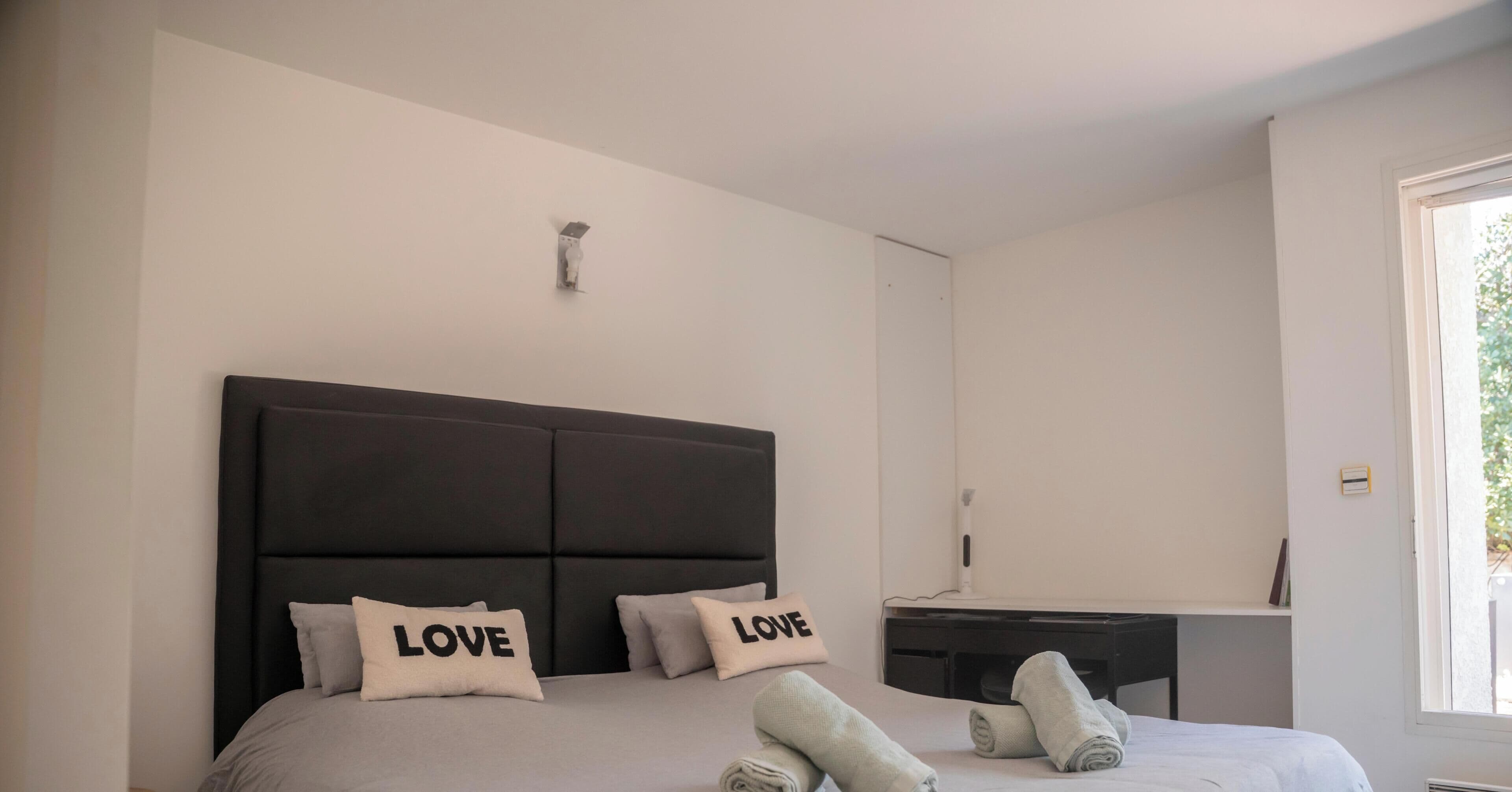 5 slaapkamers, een strijkplank/strijkijzer, internet, beddengoed