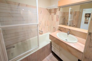 Bathroom - Ref JDC by Palmes d Or Properties (Cannes)