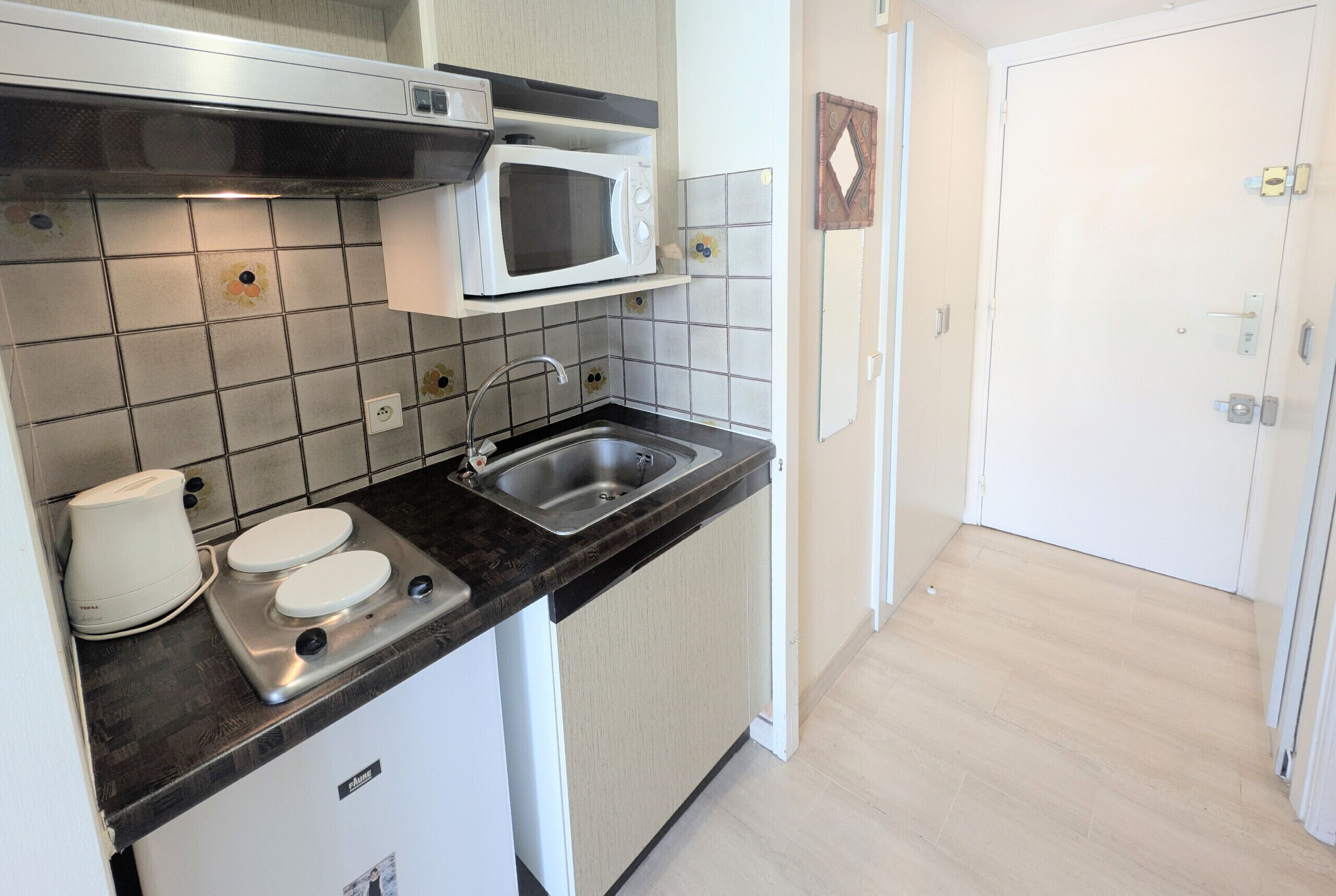 Fridge, microwave, coffee/tea maker, electric kettle
