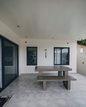 Premium-Apartment, Balkon, Hügelblick | Speisen im Freien