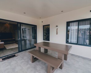 Premium-Apartment, Balkon, Hügelblick | Speisen