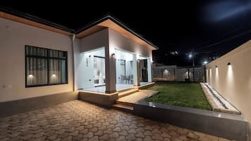 Executive villa, balkon, uitzicht op bergen | Terras