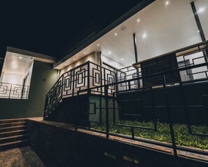 Premium-Apartment, Balkon, Hügelblick | Außenbereich