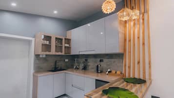 Vila família, sacada | Cozinha privada | Geladeira grande, micro-ondas, cooktop