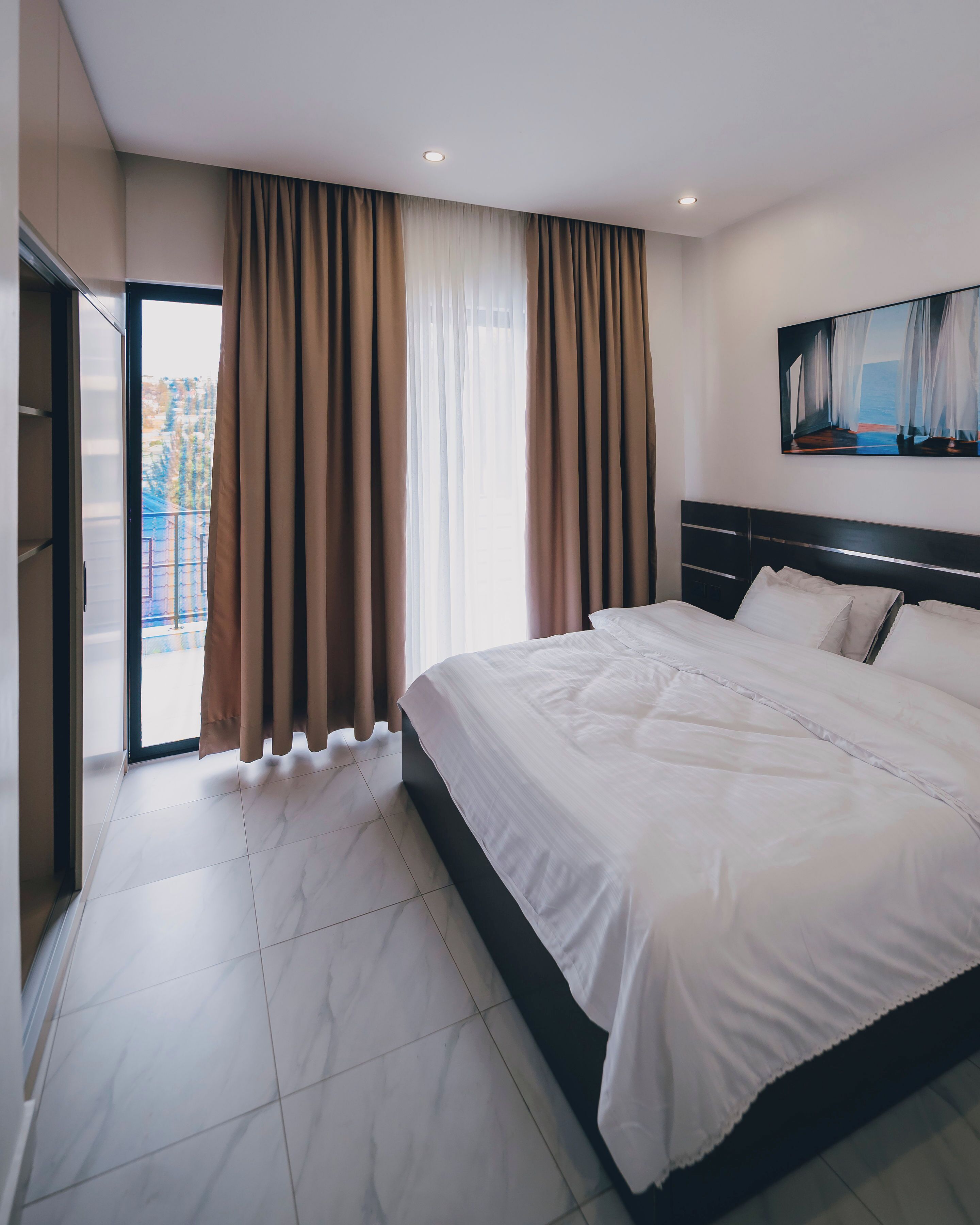 Premium-Apartment, Balkon, Hügelblick | Schreibtisch, schallisolierte Zimmer, Bügeleisen/Bügelbrett