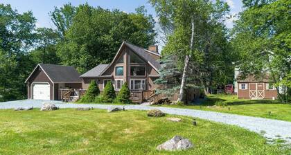 Bearitage Chalet Family Poconos Retreat in The Hideout Lake Pool Ski