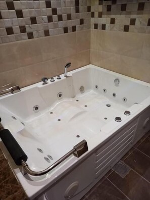 Studio | Bathroom | Hair dryer, slippers, towels, soap - Taleen Serviced Apartments Granada (Riyadh)