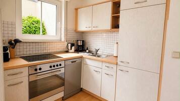 Wasserkocher mit Kaffee-/Teezubehör, Kühlschrank, Ofen, Herdplatte