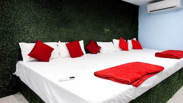 Deluxe Studio Suite | Free WiFi, bed sheets