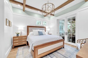 5 bedrooms, iron/ironing board, travel cot, free WiFi - Comin' In Hot: 5 bed new build across from Carillon Chapel & Village Green (Panama City Beach)
