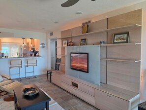 Smart-TV, DVD-Player, Tischtennisplatte, Bücher