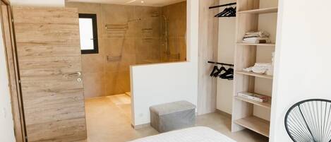 Tabla de planchar con plancha, wifi y ropa de cama