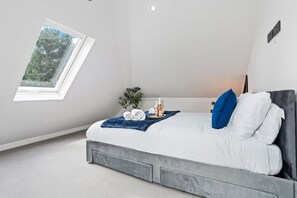 2 quartos, ferros/tábuas de passar roupa, Wi-Fi, roupa de cama