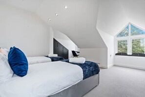 2 bedrooms, iron/ironing board, WiFi, bed sheets - Luxury 2 bed Penthouse with Views over Central London (Free Parking) (Uxbridge)